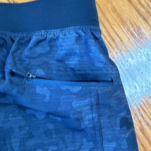 GAIAM men’s athletic camo print shorts. Black. Size Small. Elastic waist. - Picture 6 of 12